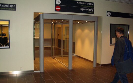 record FlipFlow SINGLE – Glass tunnel with single pair of automatic doors and intelligent sensors